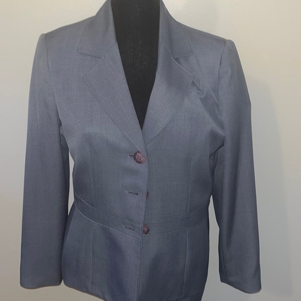 This is a all gray suit from Lesuit.